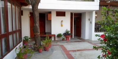 Son tres lotes para venta, en ellos esta construido un hotel con piscina, restaurante,  kiosco bar, salón de conferencias, veinticuatro habitaciones, mil seiscientos metros cuadrados.