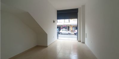 Este local de 25 m², ubicado en Santa María, Itagüí, es ideal para emprendedores y negocios que buscan un espacio moderno, funcional y con alto flujo comercial. Su cercanía al Parque de Las Chimeneas y el Centro de la Moda garantiza visibilidad y fácil acceso a clientes y proveedores.

El local está en primer piso, facilitando el acceso y brindando mayor comodidad. Además, cuenta con conexión para cocineta, lo que lo hace versátil para diversos tipos de negocio. Su baño privado proporciona mayor comodidad para el personal y clientes.

El espacio es nuevo, con un diseño moderno y un piso en cerámica, ideal para un ambiente limpio y fácil de mantener. La red de gas está disponible para mayor eficiencia en el consumo de energía. Su puerta tipo persiana brinda seguridad y facilidad en la apertura y cierre.

Ubicación privilegiada en estrato comercial, con acceso a transporte público y rodeado de comercios, convirtiéndolo en una excelente opción para tu negocio.¡Contáctanos y agenda tu visita hoy mismo!
