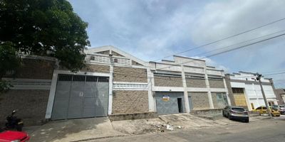 CÓDIGO INTERNO: 27541 - BODEGA SUPER BIEN UBICADA CUENTA CON 1 COCINETA, 2 BAÑOS, PORTON DOBLE ALTURA DE HIERRO, BODEGA CON TRIPLE ALTURA, DISPONE DE EXCELENTE ILUMINACIÓN, ESPACIOS MODERNOS PARA OFICINAS, ZONA LOCKERS Y OFICINAS CON VARIOS SALONES. CERCA A VÍAS PRINCIPALES