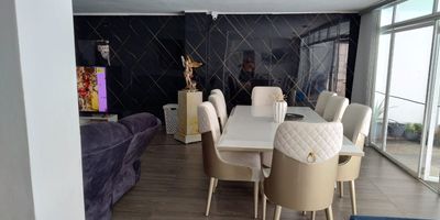 Se vendé casa amplia en el gran limonar de 2 pisos en el primer piso sala comedor cocina amplia zona de oficios súper grande patio, piscina, 2 baños ,2 aparestudios ,1 local comercial.2 piso 6 habitaciónes 4 baños área lote 318 mts