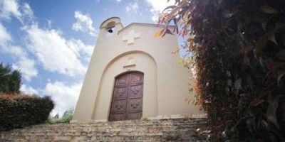 En medio de bosques nativos con vista al valle, lote de tres mil seiscientos tres metros cuadrados  con una distancia considerable entre viviendas para los que aprecian la tranquilidad, la belleza del campo y la buena calidad de vida, conjunto campestre  totalmente terminado en su área de urbanismo e infraestructura, listo para iniciar una verdadera vivienda campestre.
