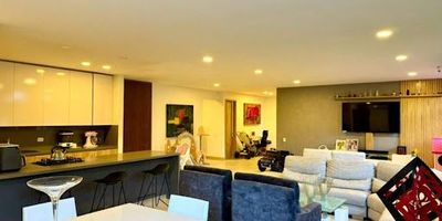 Moderno apartamento de 200 m², para estrenar, ubicado en un exclusivo sector, con acabados de primer nivel y pisos en porcelanato.

Dispone de 2 habitaciones, más 1 biblioteca y alcoba de servicio. Cuenta con 4 baños, incluyendo el de servicio.

Cocina moderna integral, aire acondicionado en la habitación principal y en el área social.

Ofrece excelente vista y no le da el poniente.

Incluye zona de ropas, dos parqueaderos y unidad con vigilancia permanente.