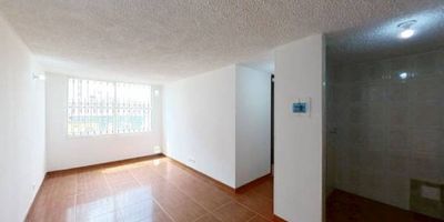Apartamento en venta de 48m2, con vista exterior, ubicado en un 1er piso (Torre 5 Apto 101), acceso por escaleras y ascensor. Consta de 3 habitaciones, 2 baños, sala comedor, cocina integral y zona de lavandería. Tiene piso cerámico en todas sus zonas. El conjunto cuenta con vigilancia privada las 24 horas. Cerca a almacenes de cadena como Ara y tiendas D1; cerca a colegio Distrital Orlando Higuita Rojas; Cerca a Universidad distrital Francisco José de caldas cerca a Paraderos del SITP; Vías de acceso por la Calle 55 Sur.
 h_property_nid_ref:  41340610955
 h_property_uuid_detail:  31382520-2d10-40a6-aca0-205bb9cad919
 ubicacion: Bogotá,El Danubio Azul
 Inmueble ofertado por nuestro aliado HABI.