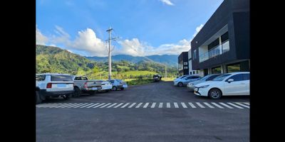 Bodega Industrial en Venta – Norte de Medellín | Alta Especificación y Ubicación Estratégica

Ideal para empresas que buscan eficiencia, solidez estructural y excelente logística.

Ponemos a tu disposición en venta esta bodega industrial de excelente construcción, ubicada en un municipio cercano al norte de Medellín, con acceso directo a vías principales y con especificaciones pensadas para operaciones de alto impacto logístico o industrial. Esta propiedad ha sido desarrollada con estándares técnicos que garantizan funcionalidad, seguridad y durabilidad.

Características destacadas:


 
 Altura libre: 7.5 m (altura máxima: 10 m aprox.)
 
 
 Construcción robusta:

 
  
  Cimentación en concreto reforzado
  
  
  Estructura en pórticos de concreto
  
  
  Muros en bloque cemento
  
  
  Cubierta en láminas de acero galvanizado
  
 
 
 
 Zona de oficinas en dos niveles:

 
  
  Primer piso: Taller, zona de estudio, área de empleados, baños, duchas, enfermería, recepción, comedor
  
  
  Segundo piso: Área administrativa independiente
  
 
 
 
 Zona de fundición perfectamente adaptada
 
 
 Zona dura para carga pesada y maniobras logísticas
 
 
 Carriles de aceleración y desaceleración con cimentación asfáltica para soporte de hasta 40 toneladas
 


Ventajas de ubicación y acceso:

Ubicada estratégicamente en un punto logístico clave al norte del Valle de Aburrá, con excelente conectividad para el transporte de carga pesada y fácil acceso a Medellín y municipios vecinos.
