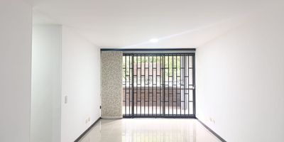 Apartamento en arriendo en unidad cerrada sobre la loma de los Gonzalez, cerca al Mall y la Iglesia de la Visitacion, rutas de transporte y múltiples servicios complementarios. Piso en porcelanato y madera, puerta de seguridad, sala comedor, 3 alcobas con baño en la principal, cocina integral abierta tipo americano, balcon y parqueadero cubierto. Edificio con ascensor, Piscina, gym, salon social, parque infantil, zonas verdes con sendero para mascotas, vigilancia 24 horas, citofonia y circuito cerrado de tv. Inmuebles sujetos a verificación de disponibilidad.