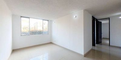 Apartamento en venta de 56 m2, con vista exterior, ubicado en un 1er  piso (Torre 6 Apto 103), acceso por ascensor. Consta de 3 habitaciones, 2 baños, sala comedor, cocina integral y zona de lavandería. Tiene piso ceramico en todas sus zonas. Él conjunto cuenta con zona infantil, zonas verdes, salón de juegos, salón social, parqueadero comunal y vigilancia privada las 24 horas. Cerca a centros comerciales Viva y La Esperanza; cerca a almacenes de cadena como Éxito, Olímpica y Surtimax; cerca a colegios Antonio Van Uden Sede C y Fontibón; cerca a paraderos de SITP; Vías de acceso por la Av. Calle 14B y Carrera 123.
 h_property_nid_ref:  21531124903
 h_property_uuid_detail:  6c00e504-db14-454c-a610-6a2af875b224
 ubicacion: Bogotá,El Chanco 1
 Inmueble ofertado por nuestro aliado HABI.