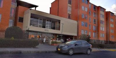 Apartamento en arriendo ubicado en el sector de Ciudad Verde, estrato 3, con un área de 50 m. El inmueble cuenta con amplios espacios, tres alcobas con closet, dos baños, sala-comedor, estudio, cocina semi-integral con estufa a gas, calentador a gas y zona de ropas. Dispone de pisos en cerámica y está remodelado. El conjunto ofrece vigilancia , cancha deportiva, zona infantil y parqueadero comunal. ubicado al lado de la Galería de Ciudad Verde, cerca de centros comerciales, hospitales, colegios y parques, con vías de acceso por la Autopista Sur y la Avenida Ciudad Verde. Para más información comuníquese con el ejecutivo comercial camilo lesmes al 3165279952 o al correo camilo.lesmesinmobiliariasaliadas.com