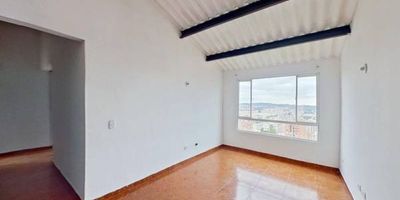Apartamento en venta de 55m2, con vista exterior, ubicado en un 5to piso (Torre 12 Apto 501), acceso por escaleras, parqueadero comunal. Consta de 3 habitaciones, 1 baños, sala comedor, cocina integral y zona de lavandería. Tiene piso cerámico en todo el inmueble. El conjunto cuenta con zonas verdes, zona para niños, salón comunal y vigilancia privada las 24 horas. Cerca a centros comerciales Santafé y Multiplaza 183; cerca a almacenes de cadena como Éxito, Homecenter, Makro, D1 y Ara; cerca a colegio Don Bosco 3; cerca a universidades de La Salle y San Buenaventura; cerca a estación de Transmilenio Portal Norte; Vías de acceso por la carrera 6 y la calle 183.
 h_property_nid_ref:  16008350210
 h_property_uuid_detail:  0cfc041b-74db-493b-8114-dbe611643b3d
 ubicacion: Bogotá,Horizontes
 Inmueble ofertado por nuestro aliado HABI.
