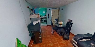 Apartamento en venta de 55m2, con vista interior, ubicado en un 2do piso (Torre 16 Apto 201) parqueadero comunal, acceso por escaleras. Consta de 3 habitaciones, 2 baños, sala comedor, cocina y zona de lavandería. Tiene piso cerámico en todas sus zonas. El conjunto cuenta con zonas verdes, zona para niños, salón comunal y vigilancia privada las 24 horas. Cerca a almacenes de cadena como D1 y Ara; cerca a colegio Dévora Arango Pérez, Manuel Cepeda Vargas; cerca a rutas de alimentadores y SITP; Vías de acceso por la Calle 56 sur y carrera 81j. 
 h_property_nid_ref:  8561000226
 h_property_uuid_detail:  baea0d3e-e381-4655-a4f7-2b538c80a0af
 ubicacion: Bogotá,La Paz Bosa
 Inmueble ofertado por nuestro aliado HABI.