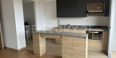 Arriendo apartamento Rionegro, nuevo, hermoso, iluminado, amplio, con lindos acabados, cuenta con sala comedor, cocina abierta, zona de ropas, balcón con linda vista, sin poniente, 3 habitaciones, la principal con baño y vestier, tiene 1 parqueadero, 1 cuarto útil.

La Urbanización cuenta con portería 24/7, ascensor, piscina, sauna,turco, jacuzzi, gimnasio, mesa de billar, parque infantil, coworking, sala de reuniones, sala de cine, cafe bar, sala de bebes, sala de adolescentes, con la cercanía de la Clínica Somer, Comfama, Sura, Jumbo y todos los servicios de Rionegro a pocos minutos.