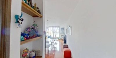 Apartamento en venta de 57m2, con vista interior, ubicado en un 6to piso (Torre 1 Apto 603), acceso por escaleras y ascensor, parqueadero propio cubierto (15). Consta de 2 habitaciones, 2 baños, sala comedor, cocina integral y zona de lavandería. Tiene piso laminado en habitaciones, zona social y cocina y cerámico en baños. El Edificio cuenta  con vigilancia privada las 24 horas. Cerca a almacenes de cadena como Olímpica, Ara y D1; cerca a colegio Santo Tomás de Aquino y Colegio Campestre San José; cerca a Paraderos del SITP; Vías de acceso por la carrera 10 y calle 134.
 h_property_nid_ref:  42750590228
 h_property_uuid_detail:  a912a781-1d07-4a52-93e8-b6d963603f78
 ubicacion: Bogotá,El Contador
 Inmueble ofertado por nuestro aliado HABI.