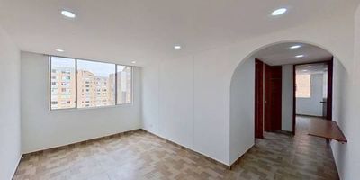 Apartamento en venta de 56m2, con vista interior, ubicado en un 9no piso (Torre 3 Apto 903), acceso por ascensor. Consta de 3 habitaciones, 2 baños, sala comedor, cocina integral y zona de lavandería. Tiene piso cerámico en todas sus zonas. El conjunto cuenta con zona infantil, zonas verdes, salón de juegos, salón social, parqueadero comunal y vigilancia privada las 24 horas. Cerca a centros comerciales Viva y La Esperanza; cerca a almacenes de cadena como Éxito, Olímpica y Surtimax; cerca a colegios Antonio Van Uden Sede C y Fontibón; cerca a parada de alimentador La Estancia; Vías de acceso por la Av. Calle 14B y Carrera 123.
 h_property_nid_ref:  41452546926
 h_property_uuid_detail:  d40b7f13-f4f5-4ff1-88a6-610b5e32f837
 ubicacion: Bogotá,El Chanco 1
 Inmueble ofertado por nuestro aliado HABI.