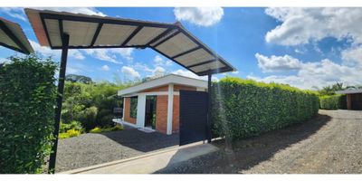 COD 9554FR565

? ¡Oportunidad Única! Venta de Hermosa Casa Campestre ?

¿Buscas tranquilidad, naturaleza y comodidad?
Te presentamos esta espectacular casa campestre, ideal para vivir o invertir:

✨ Características:


 
 Amplio lote con zonas verdes
 
 
 Casa principal 
 
 
 3 habitaciones, 3 baños
 
 
 Cocina integral, sala-comedor
 
 
 Terraza con vista panorámica
 
 
 Parqueadero para varios vehículos
 
 
 Jardín
 


? Ubicación privilegiada: A pocos minutos del casco urbano, con fácil acceso y excelente clima todo el año.
