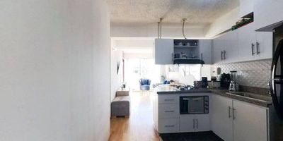 Apartamento en venta de 59m2, con vista exterior, ubicado en un 4to piso (Torre 2 Apto 404). acceso por ascensor, parqueadero de moto de uso común exclusivo (4) y depósito de uso común exclusivo (30). Consta de 2 habitaciones, 2 baños, sala comedor, cocina integral, estudio y zona de lavandería. Tiene piso laminado en zona social y habitaciones, piso cerámico en cocina y baños. El conjunto cuenta con zona infantil, salón de juegos, gimnasio, depósito, parqueadero comunal de carros y vigilancia privada las 24 horas. Cerca a centro comercial Centro Mayor; cerca a almacenes de cadena como Éxito, Olímpica, Ara y Tiendas D1; cerca a Colegio Parroquial Del Santo Cura De Ars y Colegio San Jorge Central; cerca a universidad UNAD y Politécnico Grancolombiano; cerca a estación de Transmilenio NQS Calle 30 Sur y Transmilenio SENA; Vías de acceso por la Carrera 27 y Avenida 1 de mayo.
 h_property_nid_ref:  43281476530
 h_property_uuid_detail:  400ed9bb-1c78-4ae0-86d1-a41956f6a585
 ubicacion: Bogotá,Santander
 Inmueble ofertado por nuestro aliado HABI.