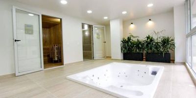 ¡TU NUEVO HOGAR TE ESPERA EN RIONEGRO! 
 Fontibón – En una Linda Unidad Cerrada
 Canon: $1.700.000

¡Vive con comodidad, estilo y la mejor ubicación en el oriente antioqueño!

------Este espectacular apartamento en arriendo lo tiene TODO:
- 3 habitaciones amplias y luminosas
- 2 baños modernos
- Sala y comedor con excelente iluminación
- Balcón con una vista increíble
- Cocina integral funcional y elegante
-  Zona de ropas independiente
- Parqueadero privado

------- Además, disfruta de una unidad residencial completa y segura con:
-- Piscina
-- Gimnasio totalmente equipado
-- Salón social para eventos
 --Parque infantil
-- Portería 24/7 y zonas verdes

¡Ideal para familias que buscan tranquilidad sin alejarse de la ciudad!
Excelente acceso, cerca a transporte, comercio y zonas de interés.

¡Agenda tu visita ya y enamórate de este lugar!
¡No dejes pasar esta oportunidad única en Fontibón, Rionegro!