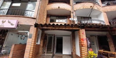 Se arrienda casa local en el sector Niquía, a solo media cuadra del Centro Comercial Puerta del Norte.Cuenta con cuatro niveles, ubicada sobre vía principal con alto flujo peatonal y vehicular.Cuenta con 2 habitaciones, 4 baños, una cocina integral, 1 cocineta. Calentador de agua a gas, red de gas. Zona de ropas, 2 balcones.En el primer nivel esta el local, con un tamaño aproximado de 25m2.140m2 aproximadamente. 
Canon de arrendamiento: $3.500.000Agenda tu visita sin ningún costo.Estudio totalmente gratis.
CÓDIGO 61321