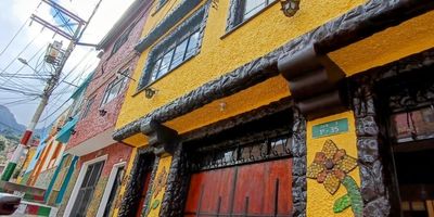 se arrienda casa en el barrio belen localidad de la candelaria a 5 minutos del centro histórico de Bogotá , ideal para residencias estudiantiles, cuenta con 4 apartamentos distribuidos en 3 niveles, tres totalmente desocupados y 1 adecuado totalmente, cuenta con servicios basicos de agua luz y gas, buscamos cliente que maneja el negocio de residencias estudiantiles y tome la casa completa para esta actividad Cod: 5097