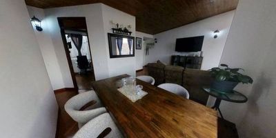 Apartamento en venta de 66m2, con vista interior, ubicado en un 6to piso (Torre 2 Apto 601), acceso por escaleras, con parqueadero privado (109). Consta de 3 habitaciones, 2 baños, sala comedor, cocina integral y zona de lavandería.Tiene piso laminado en habitaciones y zona social  y piso cerámico en baños y cocina. El conjunto cuenta con salón comunal, zona social, gimnasio, piscina, mini Marquet, zona BBQ, zona verde, parque infantil y vigilancia privada las 24 horas. Cerca a centro comercial Hayuelos; cerca a almacenes de cadena como Tienda D1, Tienda Ara y éxito, Colsubsidio; cerca a Colegio Nuevo Montessoriano; cerca a paraderos del SITP; Vías de acceso por la Carrera 82 y Calle 19a.
 h_property_nid_ref:  44556508185
 h_property_uuid_detail:  a559c197-b555-4101-aea2-98ff3aa188d8
 ubicacion: Bogotá,Ciudad Hayuelos
 Inmueble ofertado por nuestro aliado HABI.