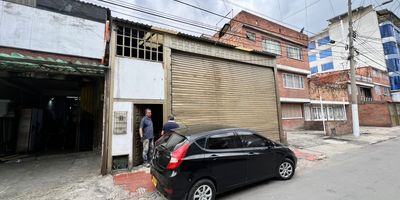 se arrienda bodega en el barrio el tejar, con un área de 160 mt, cuenta con cortina de reja y motor eléctrico paneles solares en el techo cuenta con 2 oficinas pequeñas un deposito y un baño ideal para almacenamiento o comercialización de productos en general, cuenta con servicios de agua y luz muy buenas vias de acceso, transporte cercano, la bodega se entrega totalmente pintada y arreglada Cod: 5093