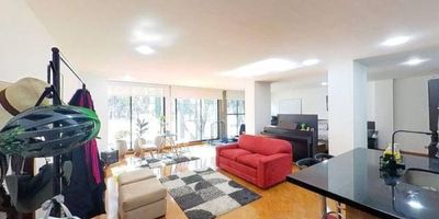 Apartamento en venta de 68 m², con vista exterior, ubicado en un 1er piso (Apto 105), con acceso por ascensor y escaleras, parqueadero cubierto propio (02) y depósito (105). Cuenta con una amplia habitación, un baño, sala comedor, cocina integral remodelada y zona de lavandería, con piso laminado en la zona social y la habitación, y cerámico en cocina y baño. El edificio ofrece espacios ideales para compartir como zona BBQ y vigilancia privada las 24 horas. Su ubicación privilegiada lo conecta con el Centro Comercial Unicentro, supermercados Éxito y Carulla, el Colegio Italiano Leonardo Da Vinci, la Universidad El Bosque y la estación de Transmilenio Alcalá, con cómodas vías de acceso por la Calle 118 y la Carrera 18C, lo que lo convierte en un lugar perfecto para vivir con comodidad y tranquilidad.
 h_property_nid_ref:  42022082222
 h_property_uuid_detail:  f2023ea8-42f6-434a-871c-3913400397f0
 ubicacion: Bogotá,Santa Bárbara Occidental
 Inmueble ofertado por nuestro aliado HABI.