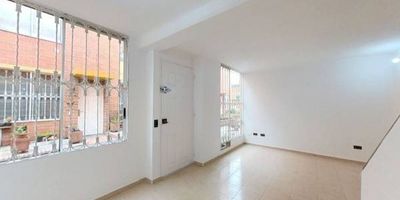 Casa en venta de 71m2, con vista interior, (Casa 100), acceso por escaleras, parqueadero propio cubierto (20). Consta de 3 habitaciones, 2 baños, sala comedor, cocina integral y zona de lavandería. Tiene piso cerámico en todas sus zonas. El conjunto cuenta con zonas verdes, salón comunal, zona de niños, zona BBQ y vigilancia privada las 24 horas. Cerca a centro comercial Plaza de Las Américas; cerca a almacenes de cadena Katronix, D1 y Ara; cerca a colegio IED Colegio Feliza Bursztyn; cerca a estación de Transmilenio Av. Américas; Vías de acceso por la Av. Américas y Av. Boyacá.
 h_property_nid_ref:  36659921694
 h_property_uuid_detail:  a210a620-ca7f-4e1c-87e6-c662b4999afb
 ubicacion: Bogotá,Hipotecho Occidental
 Inmueble ofertado por nuestro aliado HABI.