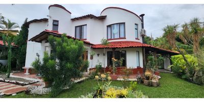 COD No. 9554FR664

Bienvenidos a esta espectacular casa campestre de 290 m² construidos, ubicada en un exclusivo conjunto cerrado para mayor seguridad y tranquilidad. Con un terreno de 806 m², esta propiedad ofrece amplios espacios, diseño arquitectónico armonioso y excelente iluminación natural. Rodeada de hermosos jardines, cuenta con zonas sociales ideales para disfrutar en familia o con amigos: piscina privada, área de BBQ y rincones de naturaleza que invitan al descanso. Su entorno es sereno, con aire puro y vistas relajantes. Cada rincón está pensado para brindar confort y bienestar. Ideal para quienes buscan vivir en un oasis de paz, sin renunciar al estilo y la comodidad.
