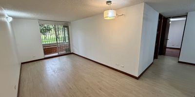 Vive con comodidad y excelente ubicación en este hermoso apartamento en la Calle 175 con 17B. Ubicado en conjunto cerrado, a pasos del Portal Norte de TransMilenio, rodeado de parques, colegios, supermercados Éxito, D1, Ara, Comunal, Homecenter y centros comerciales como Santafé. Es un primer piso con vista exterior a parque, ideal para familias o quienes buscan tranquilidad y fácil acceso. Cuenta con 3 habitaciones, 2 baños, estudio, salacomedor con balcón, cocina a gas y zona de ropas independiente en patio interior. Incluye parqueadero y la administración está incluida en el canon. Estrato 3. Una oportunidad que lo tiene todo. Cod: 54