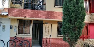 Bemsa Propiedad Raíz arrienda apartamento en el municipio de la Ceja, sector la Ciudadela de las Flores, primer piso, cuenta con 2 habitaciones, 1 baño, cocina integral, sala comedor, zona de ropas - patio. Central, fácil acceso transporte púbico, centros comerciales, colegios y terminal de transporte.