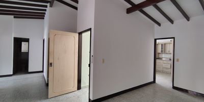 Grandioso apartamento en arriendo en Boston. Este espectacular apartamento es la opcion ideal para ti y tu familia si lo que buscas es tranquilidad y comodidad absoluta, pues este inmueble cuenta con muy buena iluminacion y una tranquilidad inmejorable. Cerca a transporte publico, av la playa, Teatro Pablo Tobon, Paseo de la playa y supermercados. Comunicate ahora y agenda tu cita. 