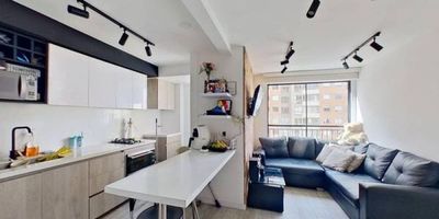 Este acogedor apartamento de 46 m², ubicado en el décimo piso de la Torre 2, ofrece una vista interior tranquila y una distribución que aprovecha cada espacio al máximo. Cuenta con dos habitaciones, dos baños, sala comedor, cocina integral y zona de lavandería, todo con piso cerámico que brinda practicidad y frescura. El conjunto residencial está pensado para el disfrute y bienestar de sus residentes, con salón comunal, zona infantil, gimnasio, zona BBQ, amplias zonas verdes y vigilancia privada las 24 horas. Su ubicación es privilegiada, cerca de los centros comerciales Paseo San Rafael y Prado Veraniego, de supermercados como Éxito, D1 y Tiendas Ara, y de instituciones educativas como el Colegio Gustavo Morales y el Colegio Bilingüe Buckingham. Además, está a pocos minutos de la estación de TransMilenio Prado y cuenta con excelentes vías de acceso por la Calle 129 y la Autopista Norte, lo que facilita la movilidad en la ciudad.
 h_property_nid_ref:  38701969736
 h_property_uuid_detail:  e9f434dc-7992-44aa-b053-234d63407cfa
 ubicacion: Bogotá,Prado Veraniego Norte
 Inmueble ofertado por nuestro aliado HABI.