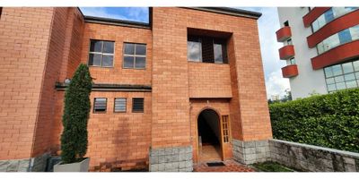 Cod No. 9554FR702

Esta hermosa casa cuenta con una excelente ubicación, ideal para disfrutar en familia. Se encuentra en una zona segura y de fácil acceso, cercana a servicios básicos y zonas de interés. La propiedad ofrece amplios espacios interiores, con una distribución funcional que permite comodidad y privacidad para todos sus habitantes. Sus grandes ventanales permiten una iluminación natural excepcional durante todo el día, creando un ambiente cálido y acogedor. El área social se integra perfectamente con el exterior, ideal para reuniones, juegos o simplemente relajarse en un entorno armonioso. Además, cuenta con terraza, lo que la convierte en un lugar perfecto para quienes buscan desconectarse y disfrutar del aire libre. Esta casa representa una excelente oportunidad para quienes valoran el bienestar, el confort y el tiempo en familia en un entorno privilegiado
