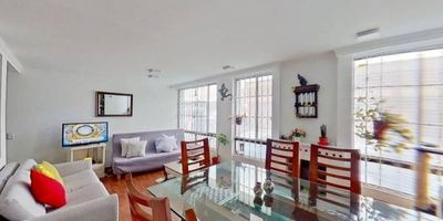 Este amplio y acogedor apartamento de 104?m², ubicado en el segundo piso (Apto 203) con vista interior y acceso por ascensor, ofrece un espacio ideal para disfrutar en familia. Cuenta con tres habitaciones, tres baños, sala comedor, cocina integral, zona de estudio y zona de lavandería, con piso laminado en las áreas sociales y habitaciones, y cerámico en baños, cocina y patio, lo que brinda una mezcla perfecta entre confort y funcionalidad. El conjunto residencial garantiza seguridad con vigilancia privada las 24 horas y cuenta con salón comunal para reuniones y eventos. Su ubicación es estratégica, cerca de los centros comerciales Plaza 147 y Sorpresas, almacenes como Panamericana Cedritos y D1, colegios San Ángelo Sede D y Pensar Andino, además de la Universidad del Bosque. Está bien conectado mediante paraderos del Transmilenio en la Calle 142 y vías principales como la Carrera 19 y la Autopista Norte, lo que facilita el acceso a todos los servicios que necesitas.
 h_property_nid_ref:  39653588994
 h_property_uuid_detail:  a4a50a68-029b-4d80-b359-aceaeb5304ba
 ubicacion: Bogotá,El Contador
 Inmueble ofertado por nuestro aliado HABI.