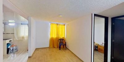 Este encantador apartamento en venta de 42?m², ubicado en el segundo piso de la Torre 4 Apto 203, ofrece una vista exterior que brinda luz natural y calidez a sus espacios. Cuenta con dos habitaciones, un baño, sala comedor, cocina integral y zona de lavandería, con piso laminado en las habitaciones y zona social, y cerámico en la cocina y el baño, lo que permite una combinación ideal entre confort y funcionalidad. El conjunto residencial ofrece parqueadero comunal, salón social, parque infantil, amplias zonas verdes y vigilancia privada las 24 horas, creando un entorno seguro y familiar. Su ubicación es estratégica, cerca del centro comercial Altavista, almacenes Ara y D1, instituciones educativas como el colegio Ofelia Uribe de Acosta y la Universidad Antonio Nariño sede Usme, así como paraderos del Transmilenio Portal Usme. Cuenta con excelentes vías de acceso por la Avenida Vía al Llano y la Calle 87 Sur, lo que convierte a este apartamento en una opción ideal para quienes buscan comodidad, tranquilidad y buena ubicación en un solo lugar.
 h_property_nid_ref:  37082110336
 h_property_uuid_detail:  2947b2f6-ee60-4173-a8a2-3ddae33896aa
 ubicacion: Bogotá,Chapinerito
 Inmueble ofertado por nuestro aliado HABI.