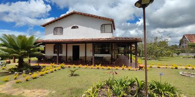 ¡Se Vende Parcela en La Mesa de Los Santos!
Lote: 2.106 m² | Construido: 260 m²
En conjunto cerrado – Estrato rural

Características: 5 habitaciones con baño y clóset, 7 baños, Sala amplia, comedor independiente, Cocina tradicional equipada, Zona de ropas, parqueadero para 6 carros, Kiosko con BBQ, cancha múltiple y de minitejo
Tanques de agua (16.000, 18.000, 2.000 y 1.000 L) Árboles frutales y amplias zonas verdes
Excelente ubicación, clima ideal y entorno natural perfecto para vivir o invertir.
Agenda tu visita y enamórate de este lugar.