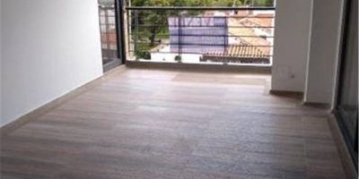 Inmueble con las siguientes dependencias: sala, comedor, cocina,  2 habitaciones, baño privado, baño social, terraza, estudio, 2 garajes y depósito. Vetustez  5 años. Vr. Admón. $ 1.152.000.