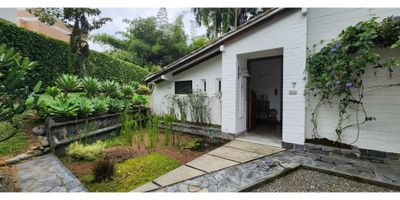 COD 9554FR777

Casa campestre rodeada de naturaleza, construida con materiales rústicos como madera y piedra. Su ambiente es cálido y acogedor, ideal para vivir y descansar. Cuenta con amplios jardines, guaduales, y vistas panorámicas. Es perfecta para desconectar del ruido urbano y disfrutar de la tranquilidad rural.
