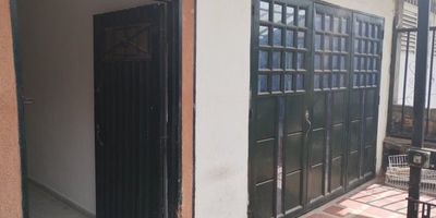 Casa de tres niveles con renta en el Barrio San Judas Tadeo – Cali

En venta amplia casa independiente sobre lote de 140 m², ubicada en el tradicional Barrio San Judas Tadeo, zona de excelente ubicación y fácil acceso por la Carrera 39, Calle 23, Carrera 44. Sector mixto y residencial con alta proyección y buena demanda de renta.

El inmueble está conformado por tres apartamentos amplios e independientes.

Primer piso: tres habitaciones, dos baños, sala, comedor, cocina en “L”, patio interior y patio de ropas.

Segundo piso: apartamento con tres habitaciones, dos baños y amplios espacios sociales.

Tercer piso: apartamento con balcón, dos habitaciones, sala-comedor, cocina, dos baños y patio de ropas.

En el cuarto nivel, una terraza techada con habitación, baño y mesón grande, ideal como zona social o de descanso.

Propiedad sólida, rentable y bien ubicada, perfecta para inversión o vivienda multifamiliar, que esperas llama ya