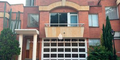 Casa en arriendo, Los Balsos, El Poblado.

Espectacular casa campestre de 280 m² con diseño moderno y espacios amplios, ideal para quienes buscan confort y exclusividad. Distribuida en dos niveles, ofrece cuatro habitaciones (principal con Vestier y baño privado), cinco baños, estudio, sala comedor independiente, balcón con vista verde, zona de ropas y alcoba de servicio con baño. Su cocina integral abierta y acabados en porcelanato aportan elegancia y funcionalidad. Cuenta con parqueadero tipo garaje cubierto. La unidad ofrece piscina, zona BBQ, salón social, vigilancia 24 horas, cámaras de seguridad y parqueaderos para visitantes. Ubicada estratégicamente cerca de Feisa, InterNexa, centros comerciales Santafé y Oviedo, con acceso por la Avenida El Poblado y Los Balsos. Nota: se renta sin amoblar. Contáctanos y disfruta del estilo de vida exclusivo que ofrece este sector de la ciudad.