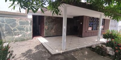 Codigo: 955FR4879 .  Venta de casa ubicada en Montería. Consta de area social, sala comedor, 4 habitaciones, un baño social, cocina, garaje y un patio amplio con zona de lavado. Su acceso y ubicación en una zona residencial brindan tranquilidad y seguridad. Además, el inmueble está rodeado de colegios, centro comercial, y parques cercanos.

Esta casa es una excelente opción para aquellos que buscan una propiedad con una ubicación privilegiada, amplios espacios y cercanía a todo lo necesario para una vida cómoda y práctica. ¡No pierdas la oportunidad de adquirir esta propiedad y hacerla tu hogar ideal!
