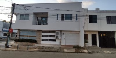 Codigo: 955FR4901 .  Venta de hermoso apartamento ubicado en segundo piso en una excelente zona de Montería, cerca a centros recreativos y comerciales.

Características del inmueble:


 
 Sala o área social
 
 
 Comedor
 
 
 Baño social
 
 
 Cocina integral
 
 
 Habitación principal con baño y clóset
 
 
 Balcon
 
 
 2 Habitaciones con closet
 
 
 Zona de lavado
 
 
 Garaje, patio y deposito en primer piso
 


Esta propiedad ubicada en segundo piso, ofrece amplios espacios y una distribución conveniente. Consta de 3 habitaciones, un baño social y baño privado en habitacion principal, una cocina integral y en primer piso se encuentra garaje, deposito y patio. Su acceso y ubicación brindan tranquilidad y seguridad. Además, el inmueble está rodeado de sitios y lugares estrategicos cercanos con fácil acceso a zona comercial.

¡No pierdas la oportunidad de conocerla y hacerla tuya! Contáctanos para más información.
