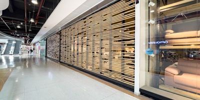 Local ubicado en el CC Paseo de Villa del Río. Número de pisos: 4 pisos. Número de unidades: 498 o Locales: 337.o Islas/Cajeros: 101.o Estacionamientos: 58 (áreas de estacionamiento). o Bodegas: 13. Vetustez: Nuevo; inaugurado Nov/2020. Sistema estructural: Aporticado con elemento en concreto y metálicos. Material estructura: Concreto reforzado. Fachada: Durapanel revocado y pintado.