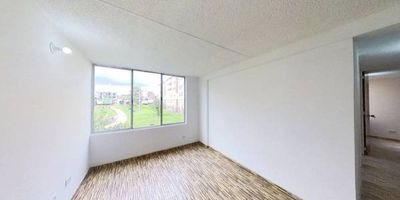 ¡Tu nuevo hogar te espera! 
Apartamento en venta de 45m², con excelente vista exterior, ubicado en un segundo piso (Torre 14, Apto 203), acceso por escaleras y con depósito incluido. Cuenta con 3 acogedoras habitaciones, 1 baño, sala-comedor con excelente iluminación, cocina integral funcional y zona de lavandería independiente. Piso cerámico en todas las áreas, ideal para fácil limpieza y mantenimiento. El conjunto residencial ofrece un ambiente tranquilo y familiar, con salón social, amplias zonas verdes, parque infantil, parqueadero comunal y vigilancia privada las 24 horas para tu seguridad y la de tu familia. Ubicación estratégica: cerca al Centro Comercial Nueva Roma, almacenes D1 y Ara, Colegio Débora Arango, Universidad Distrital y paraderos del SITP. Excelentes vías de acceso por la Diagonal 56 y la Calle 84.
¡Aprovecha esta oportunidad y agenda tu visita hoy mismo!
 h_property_nid_ref:  31887652706
 h_property_uuid_detail:  f1aaa552-b0c1-418b-97a3-a85ddafa44e5
 ubicacion: Bogotá,Brasil
 Inmueble ofertado por nuestro aliado HABI.