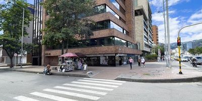 Área 7 piso: 242,8 y parqueaderos 12, 21, 30, 39
Disponible para venta.
La oficina está rentando al 0,74%