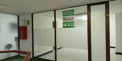 Bemsa Propiedad Raíz arrienda local comercial en pasaje céntrico, ideal para oficina o comercio. Segundo piso ubicado en zona del parque de Rionegro Antioquia. 