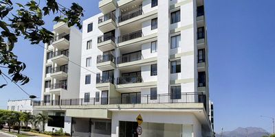 Sala, Comedor, Baño Social, 3 Habitaciones, Baño Privado, Cocina, Patio Interior, 2 Balcones,  Garaje Cubierto, Deposito