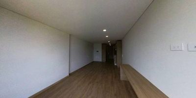 Apartaestudio en venta de 33m2, con vista interior, ubicado en un 7mo piso (Apto. 703). Consta de 1 habitación, 1 baño, sala comedor, cocina integral y zona de lavandería. Tiene piso laminado en habitaciones, cocina y zona social y cerámico en baño. El conjunto cuenta con gimnasio, zona BBQ, salón social, zona de niños,  zonas verdes y vigilancia privada las 24 horas. Cerca a centro comercial Plaza Chía y La Estancia; cerca a almacenes de cadena como Éxito, Olímpica, Ara y D1; cerca a colegio Celestin Freinet Chía; cerca a universidad de la Sabana; Vías de acceso por la diagonal 13 y carrera 5.
 h_property_nid_ref:  32252688255
 h_property_uuid_detail:  57970a64-609f-4631-b7e0-06ee396860cd
 ubicacion: Chía,Delicias sur
 Inmueble ofertado por nuestro aliado HABI.