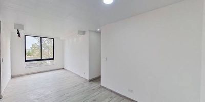 Apartamento en venta de 58m2, con vista exterior, ubicado en un 5nto piso (Torre 1 Apto 506), parqueadero propio (24). Consta de 3 habitaciones, 2 baños, sala comedor, cocina integral y zona de lavandería. Tiene piso laminado en habitaciones, zona social y piso cerámico en baño y cocina. El Edificio cuenta con zonas verdes y vigilancia privada las 24 horas. Cerca a centro comercial San Telmo; cerca a almacenes de cadena como Éxito, Olímpica, tiendas Ara y D1; cerca a colegio Celestin Freinet Chía; Vías de acceso por la Calle 1 y Carrera 2.
 h_property_nid_ref:  36345040178
 h_property_uuid_detail:  c3541ae4-1e5c-4056-9999-454d578af165
 ubicacion: Chía,Chía
 Inmueble ofertado por nuestro aliado HABI.