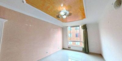 Apartamento en venta de 60 m², con vista interior, ubicado en un 4 piso (Torre 5 Apto 402), con parqueadero comunal. Su distribución incluye 3 habitaciones, 2 baños, sala comedor, zona de estudio, cocina y zona de lavandería, con pisos en porcelanato en habitaciones y área social que aportan elegancia, y cerámica en baños y cocina que garantizan practicidad. El conjunto ofrece espacios diseñados para la comodidad y el disfrute familiar, con salón social, bicicletero, parque infantil, amplias zonas verdes, parqueaderos comunales y vigilancia privada las 24 horas. Su ubicación estratégica brinda cercanía a centros comerciales como Ecoplaza y Micentro Funza, a almacenes de cadena como Éxito, D1 y Ara, al Colegio San José, Colegio Bicentenario y la Universidad Uniminuto Funza, además de contar con cómodas vías de acceso por la Calle 13 y la Carrera 28, convirtiéndolo en un lugar ideal para vivir y disfrutar cada día.
 h_property_nid_ref:  33868898915
 h_property_uuid_detail:  bf1f65a6-7e0b-42eb-ac7e-86abeaa0f72f
 ubicacion: Funza,Siete Trojes
 Inmueble ofertado por nuestro aliado HABI.