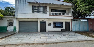 2 Salas, 2 Comedores, Baño Social, 5 Habitaciones, 3 Baños Privados, 2 Cocinas, 2 Patios Interior, Terraza, Local, Deposito