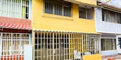 Casa para estrenar en venta en Girardot, Cundinamarca. Ubicada en el barrio Urb. La Esperanza, esta propiedad de 162 m² ofrece 3 habitaciones y 2 baños, distribuidos cómodamente en un solo piso. Dispone de sala, comedor, estudio y cocina. Incluye un parqueadero. El inmueble cuenta con vigilancia, brindando mayor tranquilidad en esta casa en Girardot. Precio de venta: $189,000,000. Para más información o para agendar una visita, contáctenos por WhatsApp, en la opción quiero que me contacten o ver teléfonos.